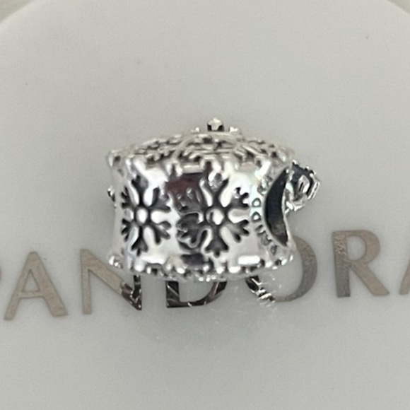 Pandora ICY SNOWFLAKE DROP CHARM - Picture 5 of 5
